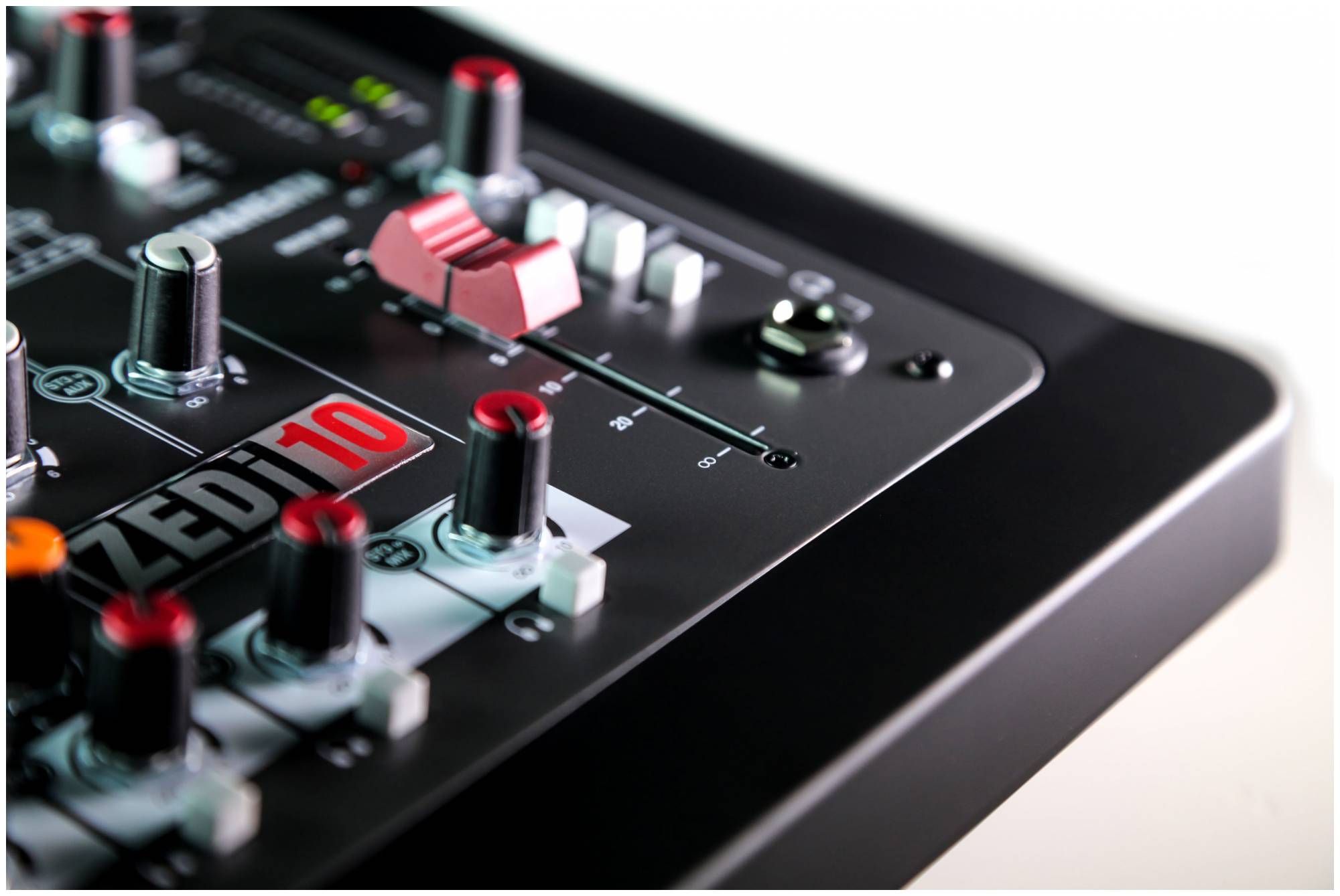 ALLEN&HEATH ZEDi10 - Микшерный пульт